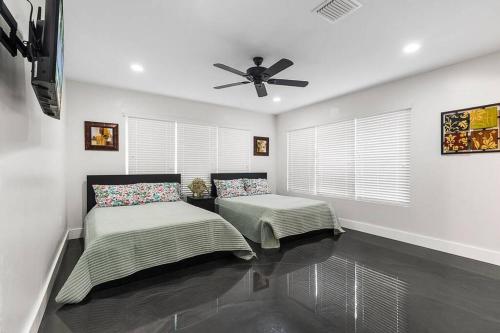 New Listing/Pool Paradise at the Beach !