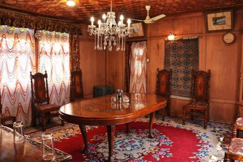 Chicago Group of Houseboats in Srinagar
