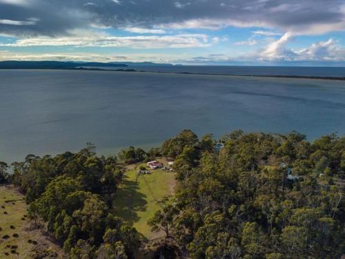 Peaceful & tucked away Wylah Cottage in Simpsons Bay on Bruny Island