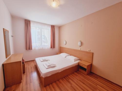 One-Bedroom Apartment image 9