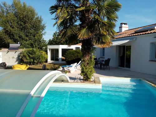 l'Eden naturiste écureuil (l'Eden naturiste ecureuil) in Challans