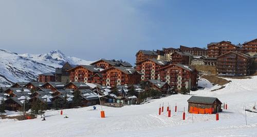 Appart 3 pièces pour 5 à 7 personnes ski au pieds dans résidence avec Piscine