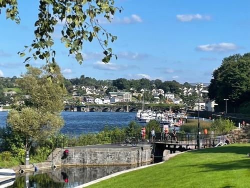 Centre of Killaloe Village, Lovely Apartment