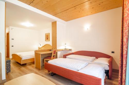 1 king bed, 2 sofa beds