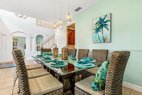 Lakeview Retreat- Luxury 6 bedroom recently refurbished home with a private pool spa and kiddies splash pool- only a few minutes from Disney - image 2