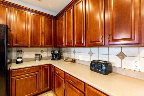 Lakeview Retreat- Luxury 6 bedroom recently refurbished home with a private pool spa and kiddies splash pool- only a few minutes from Disney - image 5