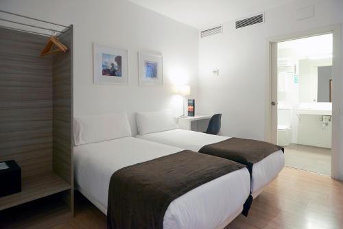 Hotel BESTPRICE Diagonal - Tap to explore photos