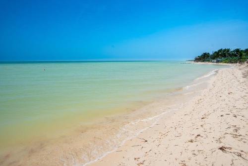 DELUXE Beachfront 3BR Penthouse, Private Jacuzzi, Gym, Kids Club