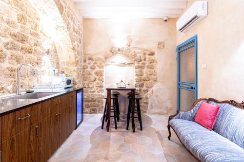 Oprema, Arabesque House in Acre