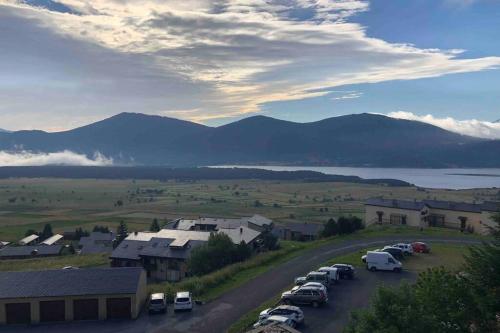Kilátás, Appartement avec vue sur le lac de matemale in Les Angles