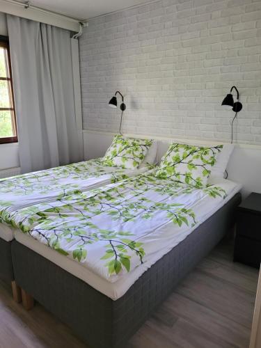 2 twin beds