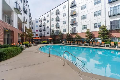 Swimming pool, Private Apartment on Atlanta's Beautiful Beltline Trail- Includes Free Parking in Inman Park