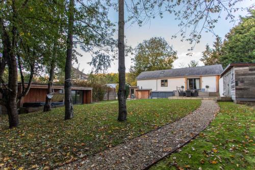 Lambrook Barn - private home with hot tub and parking!