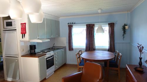 Kitchen, Ekesberget Stugby Retro stuga 9 in Framnäs