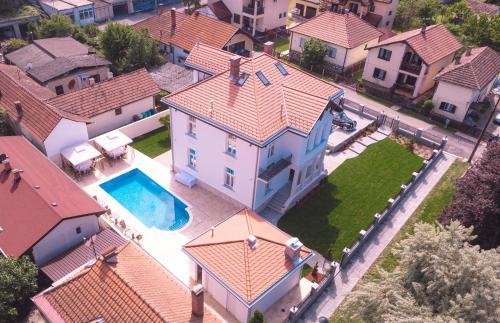. Vila Samokres sa bazenom