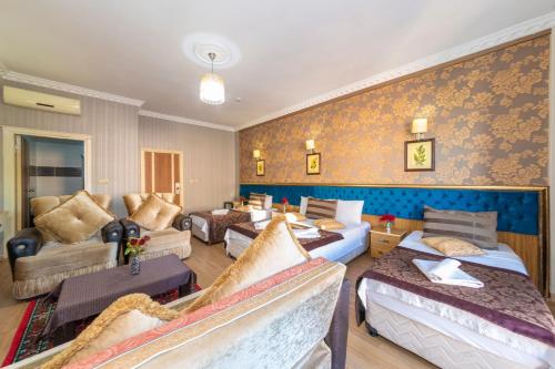 Family Room image 8