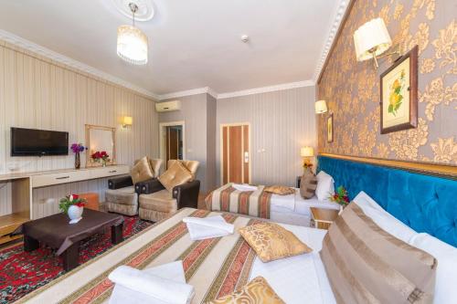 Family Room image 7