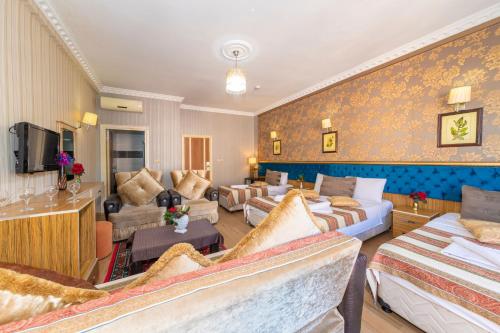 Family Room image 5