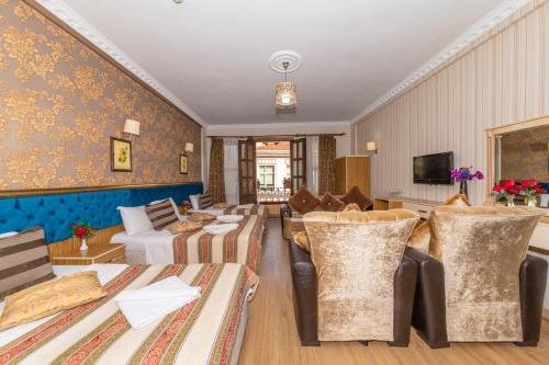 Family Room image 4