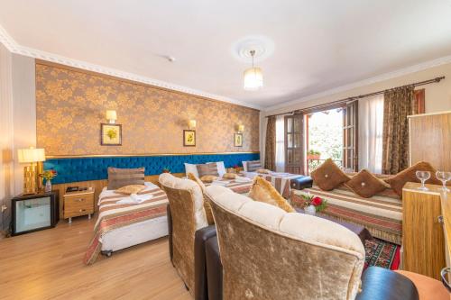 Family Room image 3