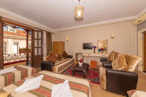 Family Room image 2