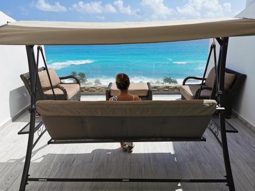 Penthouse 2 bedroom private hot tub and rooftop
