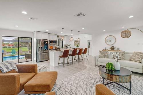 POOL HOUSE, CLOSE TO THE BEACH & DOWN TOWN NAPLES!