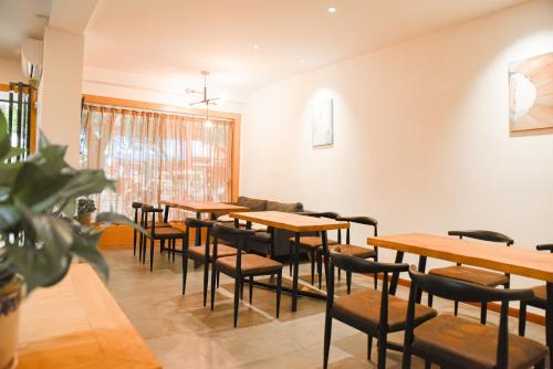 Restaurant, Travel light hostel in Guilin