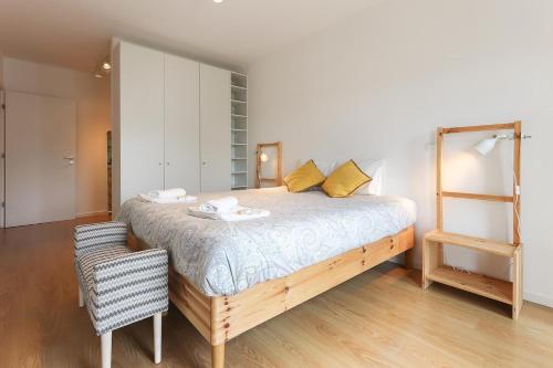 Modern & Bright Avenidas Novas by Homing - main image