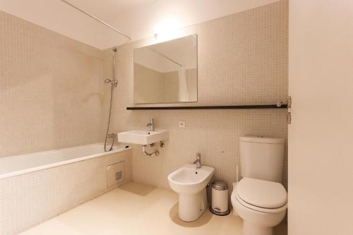 Modern & Bright Avenidas Novas by Homing - image 12
