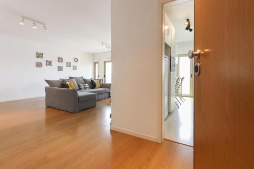 Modern & Bright Avenidas Novas by Homing - image 14