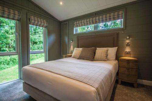 High Oaks Grange - Contemporary Lodges