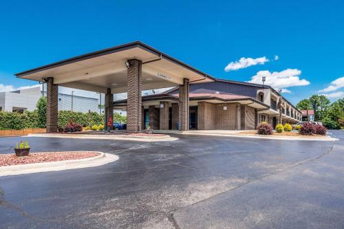 Econo Lodge Inn & Suites