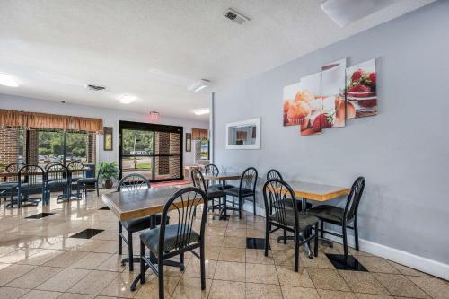 Econo Lodge Inn & Suites