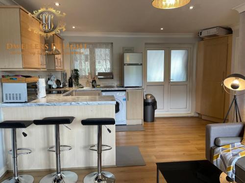 Grays - Dwellers Delight Luxury Stay Serviced Accommodation, 2 Bedroom Apartment, Upto 5 Guests , Fr