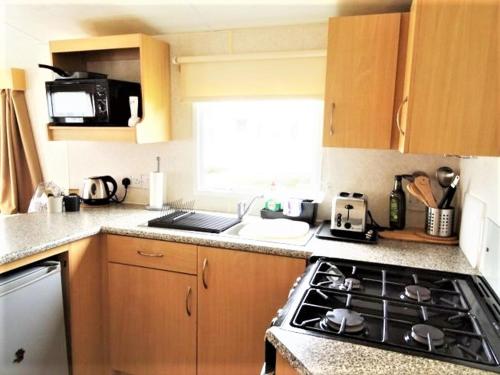 廚房, Devon Barnstaple Self Catering Tarka Holiday Park Free Wi-Fi Spacious Static Caravan sleeps 4 Pets a in 中央市區