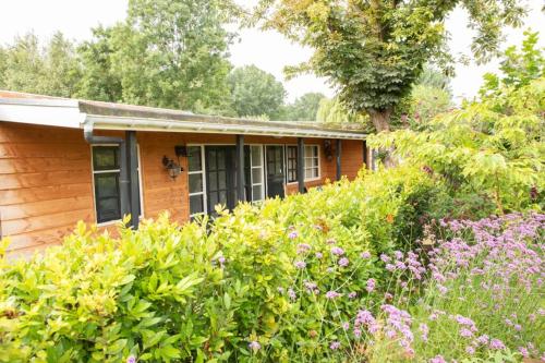  Gezellig ruim landelijk huisje aan het water in Spijkenisse