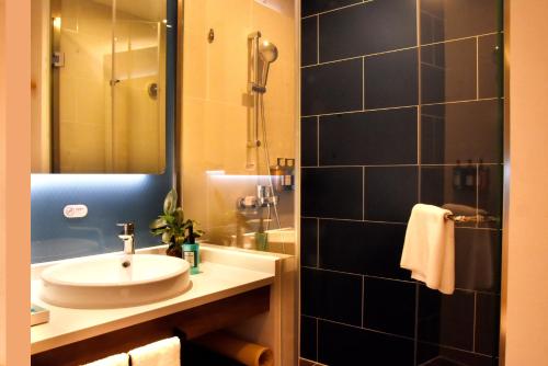 Bathroom, Holiday Inn Express Shanghai Gubei in New Hongqiao Commercial Center and Changning