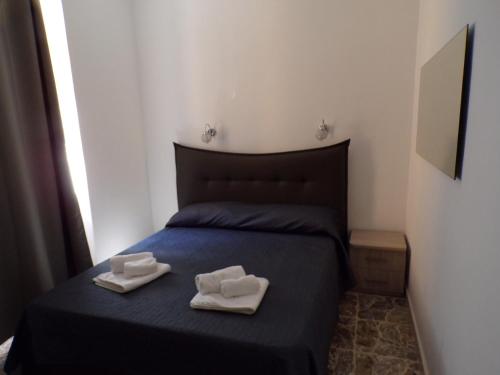 1 queen bed, 2 twin beds