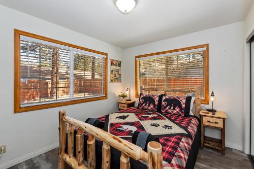 DoorMat Vacation Rentals - Bear Cub Cottage - HOT TUB! in Big Bear City, USA