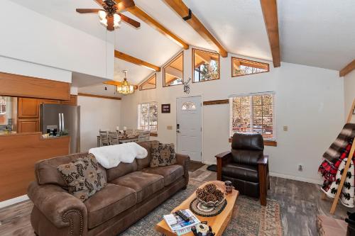 DoorMat Vacation Rentals - Bear Cub Cottage - HOT TUB! in Big Bear City, USA