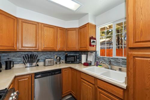 DoorMat Vacation Rentals - Bear Cub Cottage - HOT TUB! in Big Bear City, USA