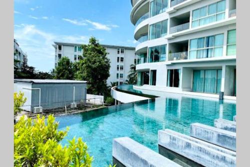 Apartment with balcony and sea view in Karon Hill