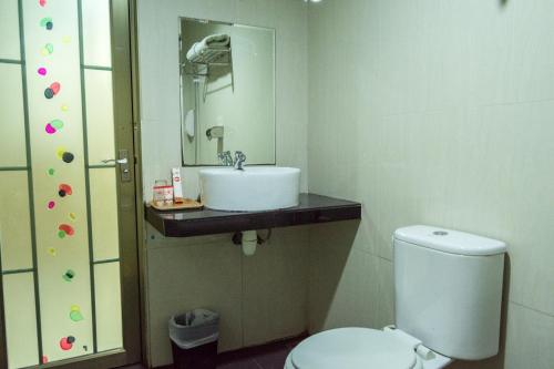 Fürdőszoba, Collection O 625 Hotel Golden Gate in Batam Sziget