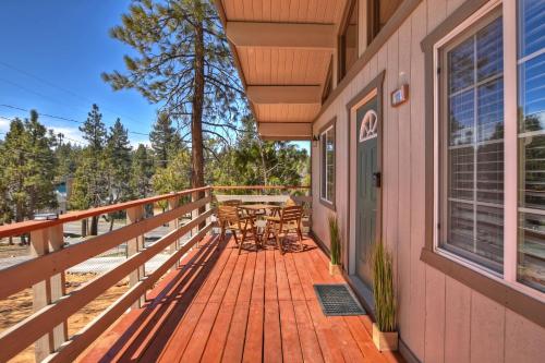 DoorMat Vacation Rentals - Bear Cub Cottage - HOT TUB! in Big Bear City, USA