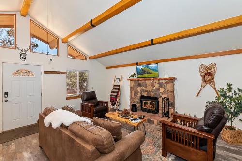 DoorMat Vacation Rentals - Bear Cub Cottage - HOT TUB! in Big Bear City, USA