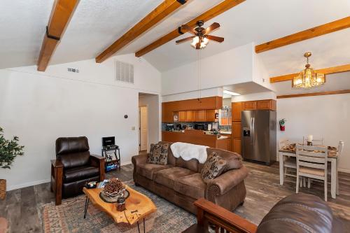 DoorMat Vacation Rentals - Bear Cub Cottage - HOT TUB! in Big Bear City, USA