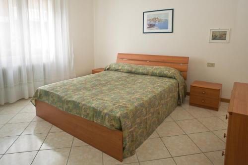 1 queen bed, 2 bunk beds