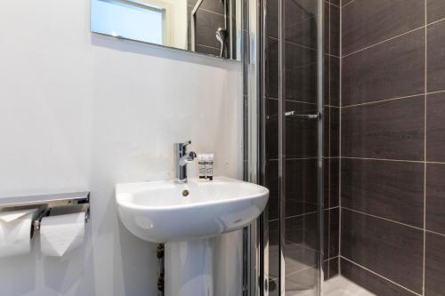 Queens Hotel - image 11