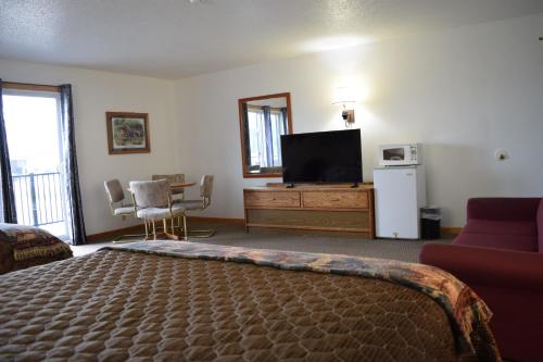 2 queen beds, 1 sofa bed